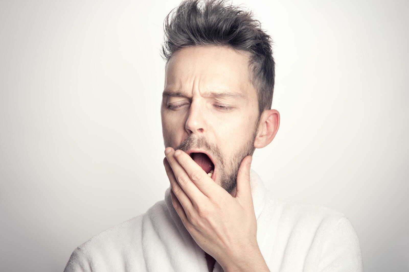 Start your day right with these five natural sore throat soothers for a refreshing morning. 